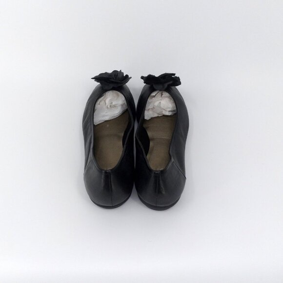 Clarks Soft 9.5 Slip On Black Leather Shoes Flower Applique - Picture 4 of 8